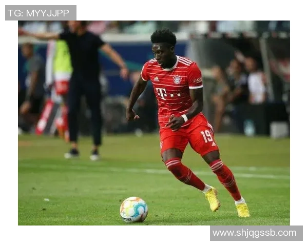 足球明星戴维斯在关键比赛中巧妙躲过红牌展现高超球技与冷静应对能力